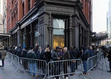 The first legal marijuana store in New York opened, and its business was booming. It was sold out after waiting for 4 hours and opening for 3 hours